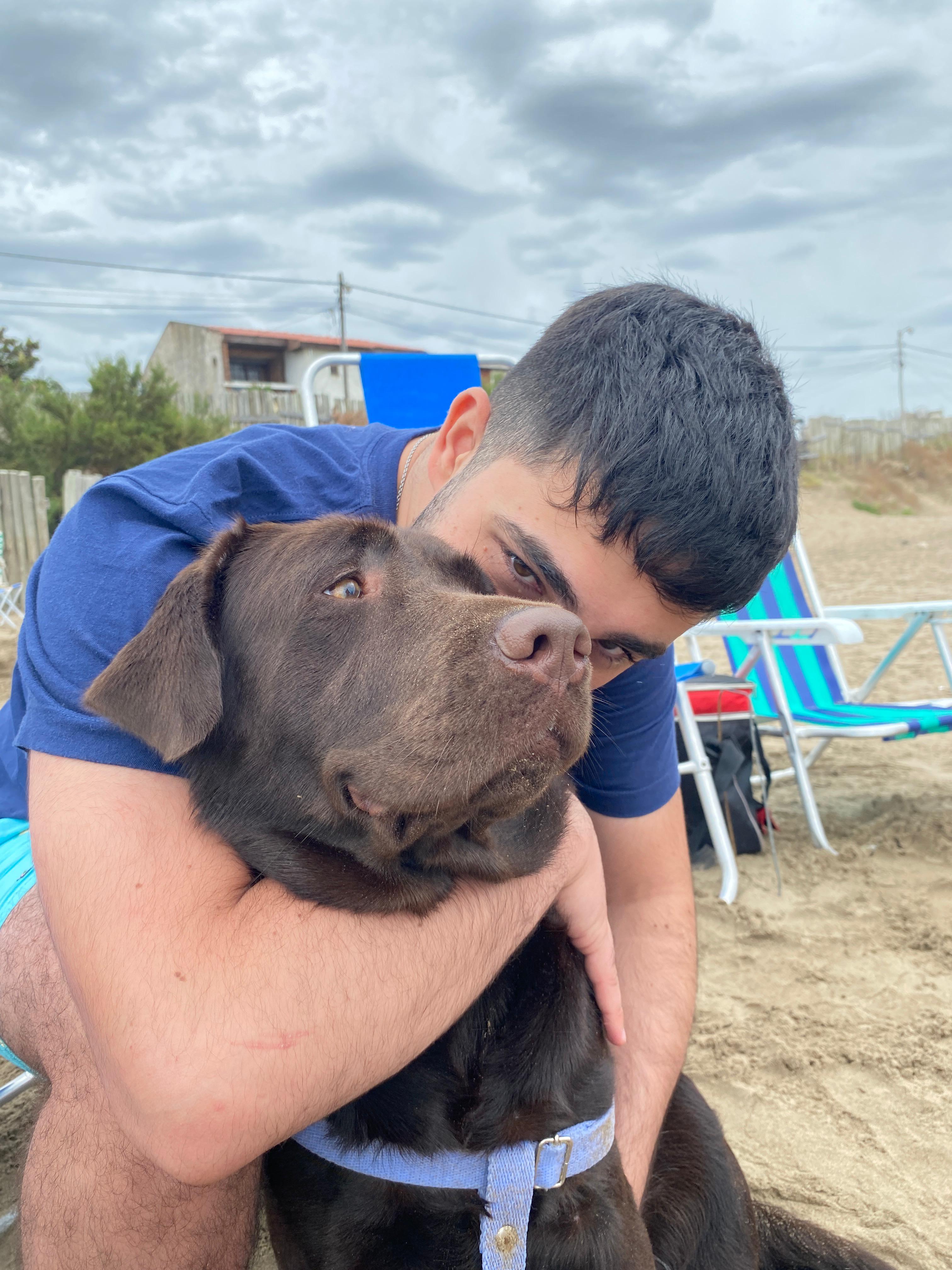 Una persona con un perro.